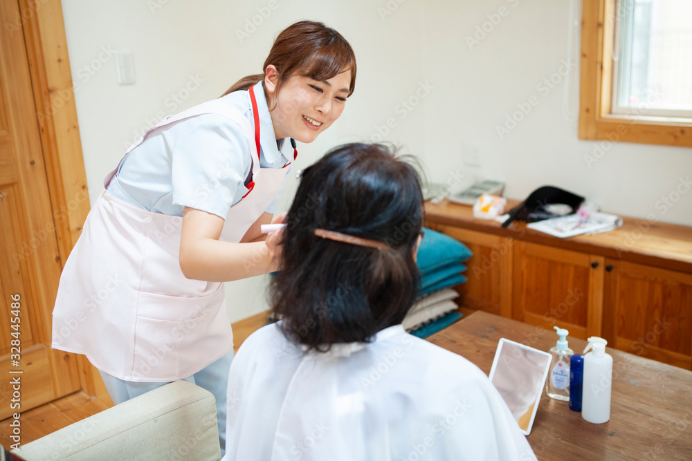 Obraz premium メイクの手伝いをする女性ヘルパー