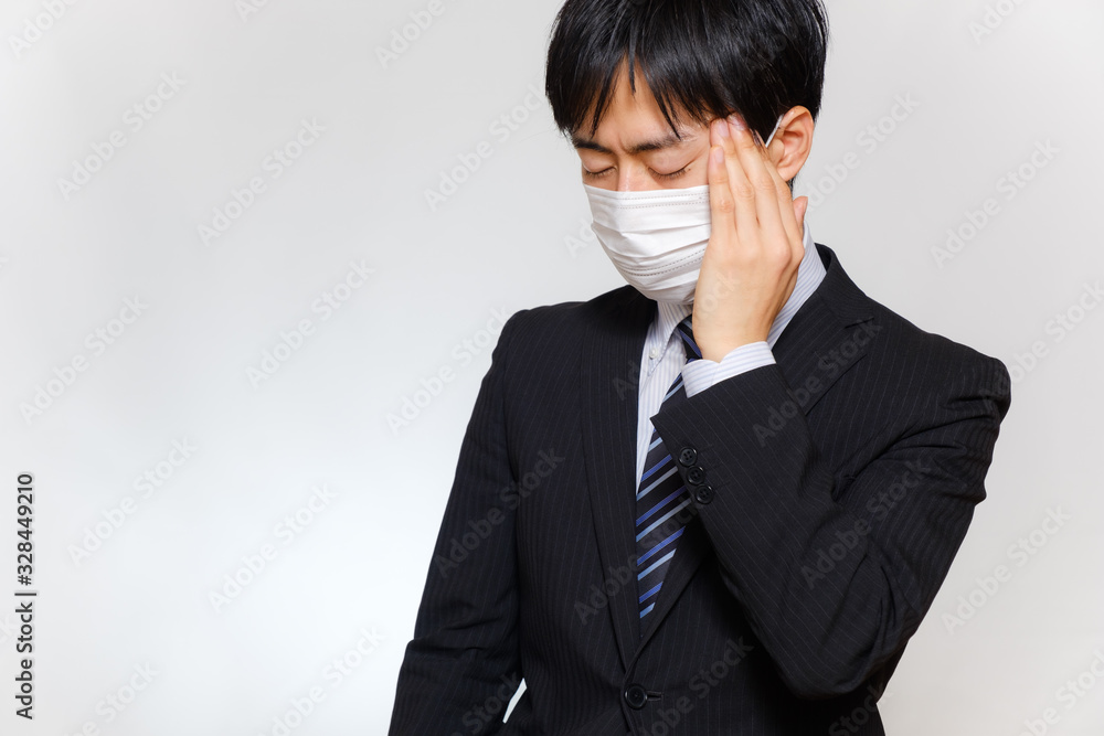マスクをした体調不良の男性 スーツ 風邪 コロナウイルス インフルエンザ マスクをした体調不良の男性 スーツ 風邪 コロナウイルス インフルエンザ