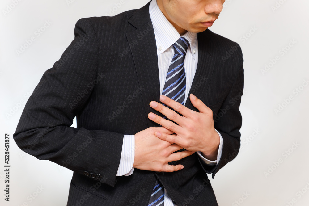 胸を押さえるスーツ姿の男性 体調不良 Stock Photo | Adobe Stock