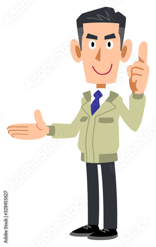 人差し指を立てて右側を紹介する工務店の男性