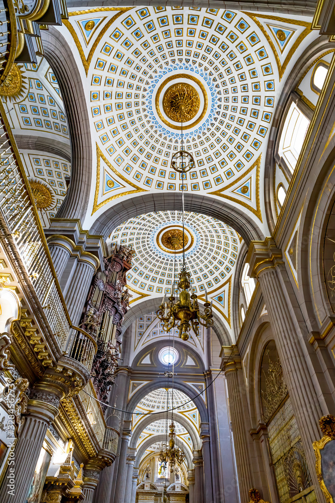 Obraz premium Basilica Ornate Colorful Ceiling Puebla Cathedral Mexico