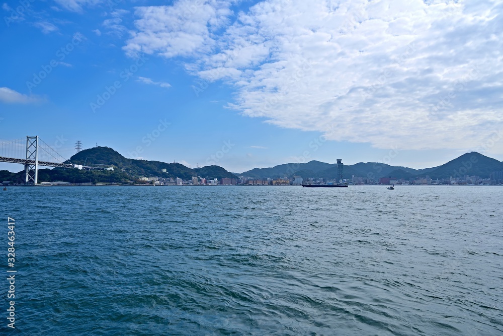 関門橋と関門海峡を航行する船のコラボ情景＠山口