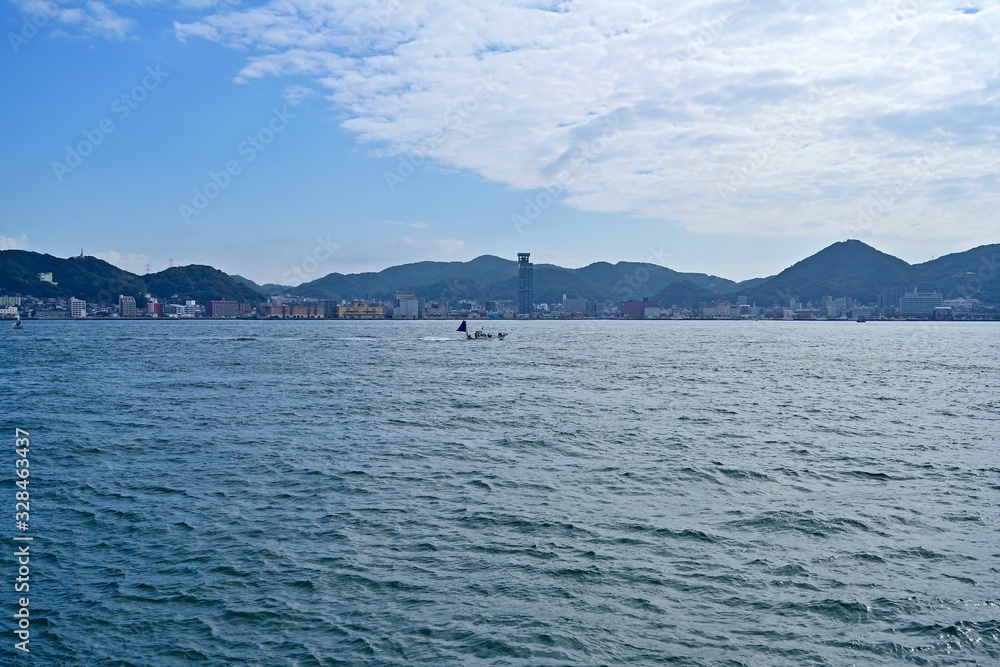 関門海峡を航行する漁船の情景＠山口