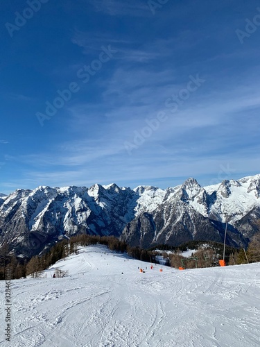 Alpenpanorama im Skiegebiet mit Bergen im Hintergrund