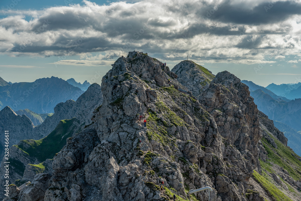 Fototapeta premium Der Hindelanger Klettersteig am Nebelhorn - Allgäuer Alpen bei Oberstdorf