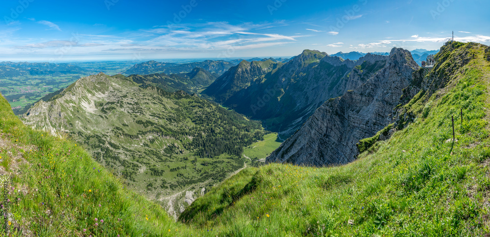 Naklejka premium Blick vom Nebelhorn bei Oberstdorf auf die Allgäuer Alpen und Hindelanger Klettersteig
