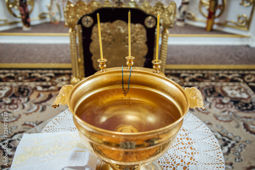Fotografia View of baptismal font in an orthodox church.