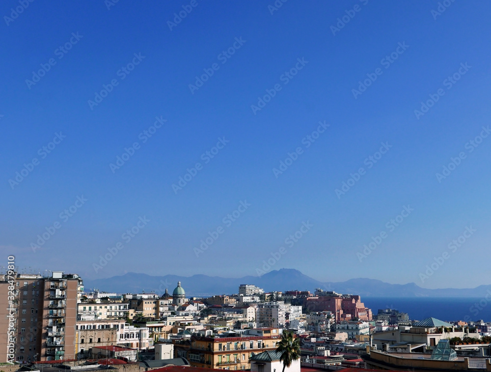 panorama della caratteristica e affollata città di Napoli, Italia