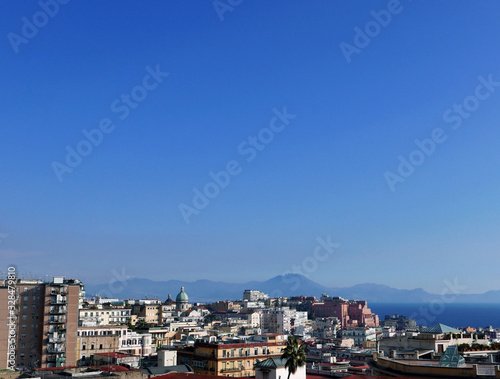 panorama della caratteristica e affollata città di Napoli, Italia © tiziana