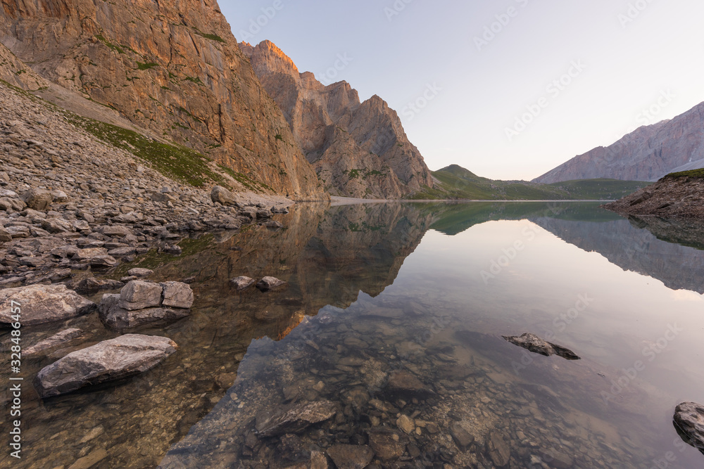 Majestic China Snow Mountain.Stunning Chinese natural landscape.Beautiful view of the lake. 描述：Beautiful Chinese natural scenery.