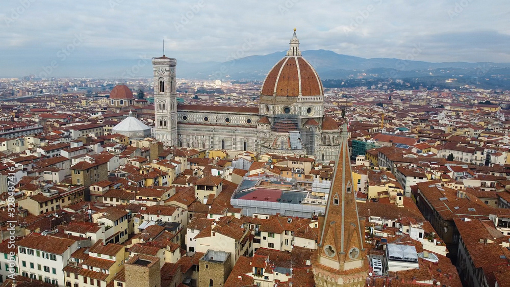 Fototapeta premium view of the cathedral f santa maria del fiore in firenze italy