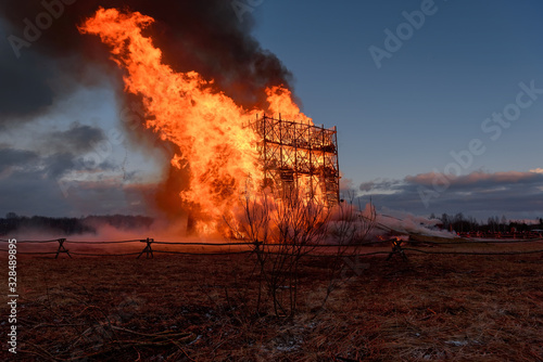 Tableau sur toile Building in inferno of flames