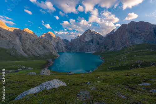 Majestic China Snow Mountain.Stunning Chinese natural landscape.Beautiful view of the lake. 描述：Beautiful Chinese natural scenery.