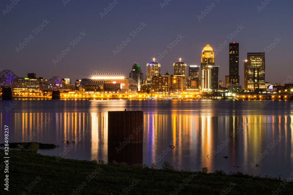 Naklejka premium Louisville skyline at night