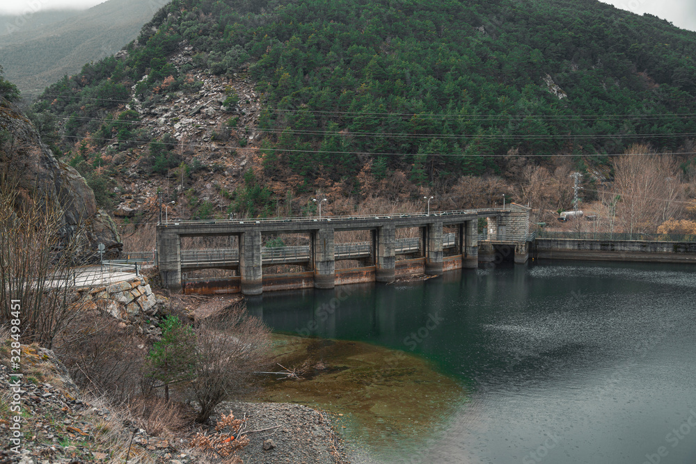 presa de agua en el pirineo catalán 