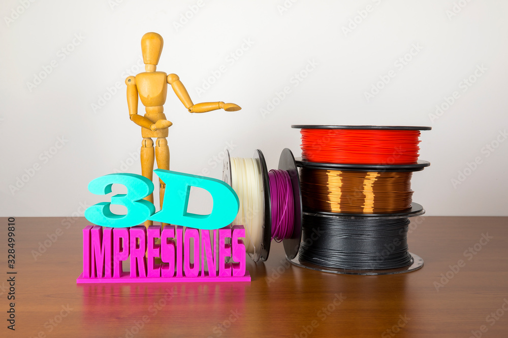 3D printing filament reels with wooden anthropomorphic doll with text in spanish "3d impresiones" on wooden background - obrazy, fototapety, plakaty 