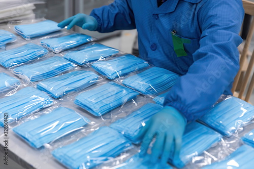 With the global spread of novel coronavirusCOVID-19 pneumatia, medical mask production workers are organizing masks to prepare for the epidemic.