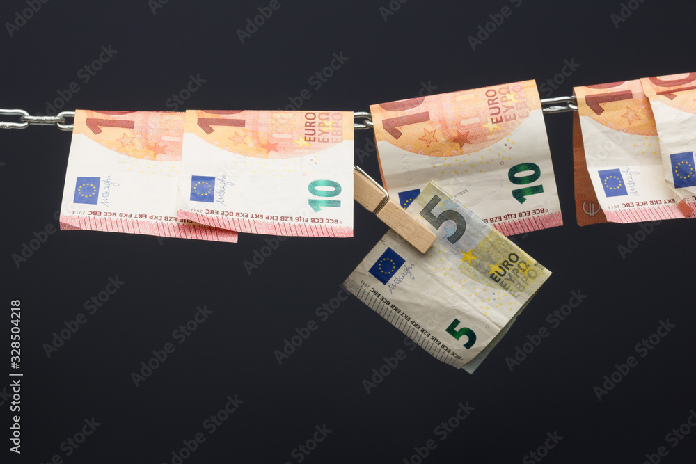 Paper money of legal tender; money in a chain Paper money of legal tender; money in a chain