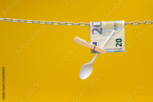 Obraz na plátně Paper money of legal tender; money in a chain