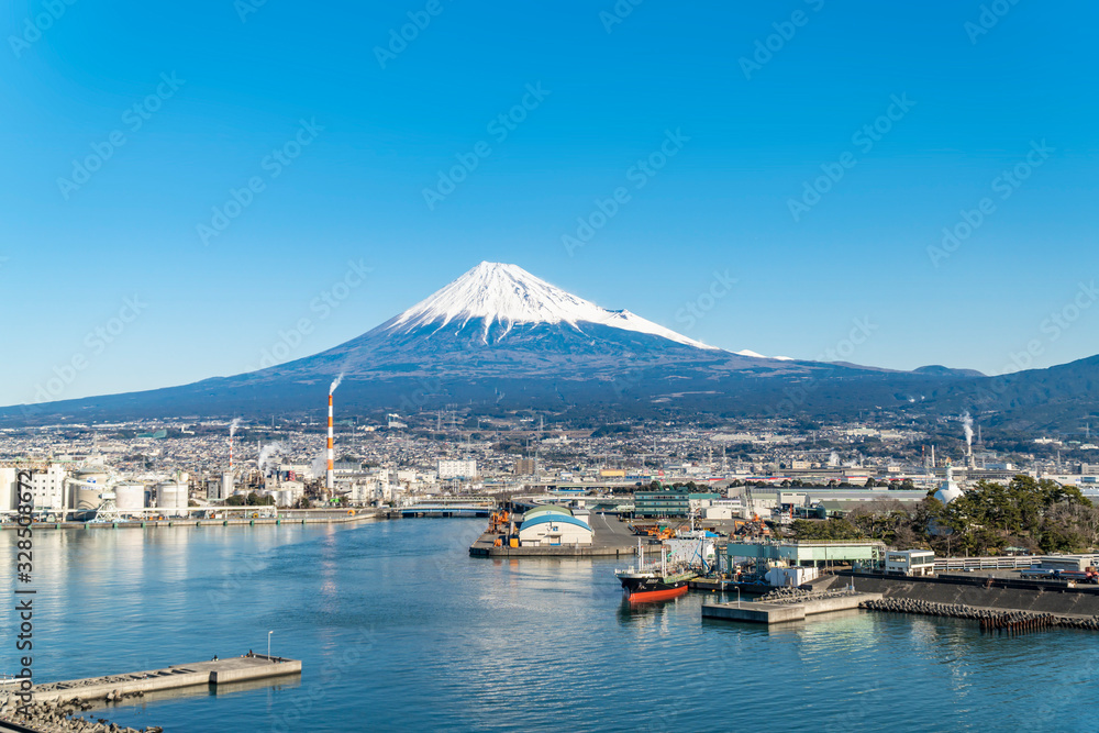 冬の快晴の日、静岡県の田子の浦港から富士市の工業地帯と富士山の眺め。