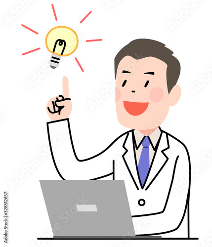 パソコンを使う笑顔の医者