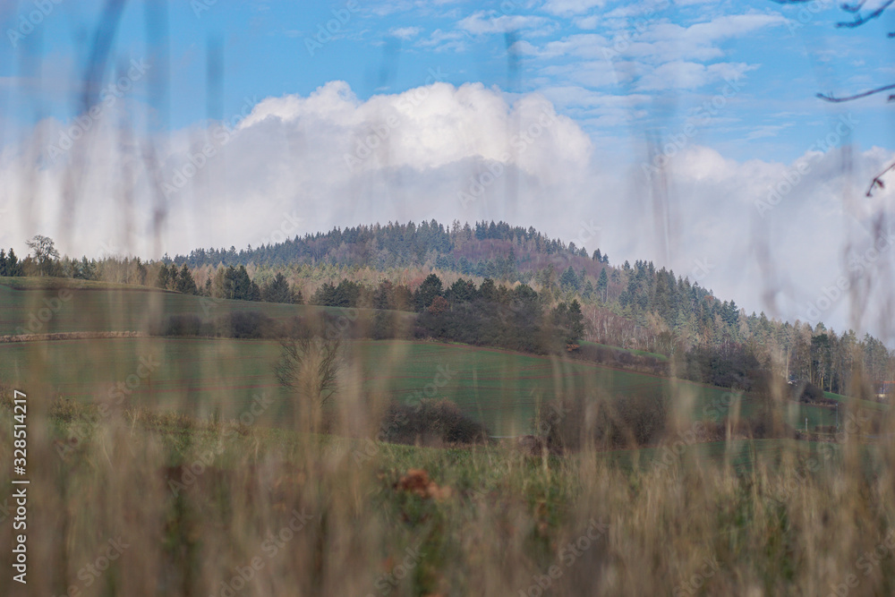 Fototapeta premium Ausblick auf den Spitzberg - Stockheim am Tag