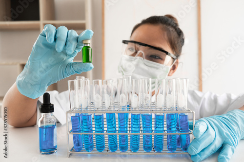 Female scientist are experimenting in the laboratory.