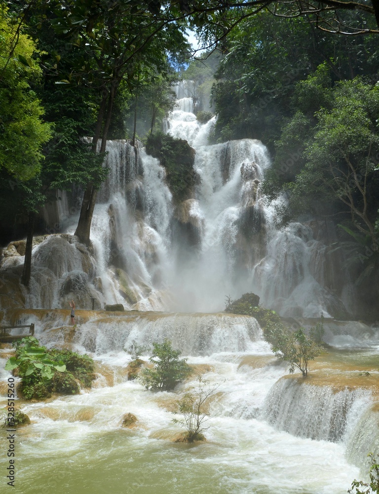 Fototapeta premium Niesamowite wodospady Kuang si Laos