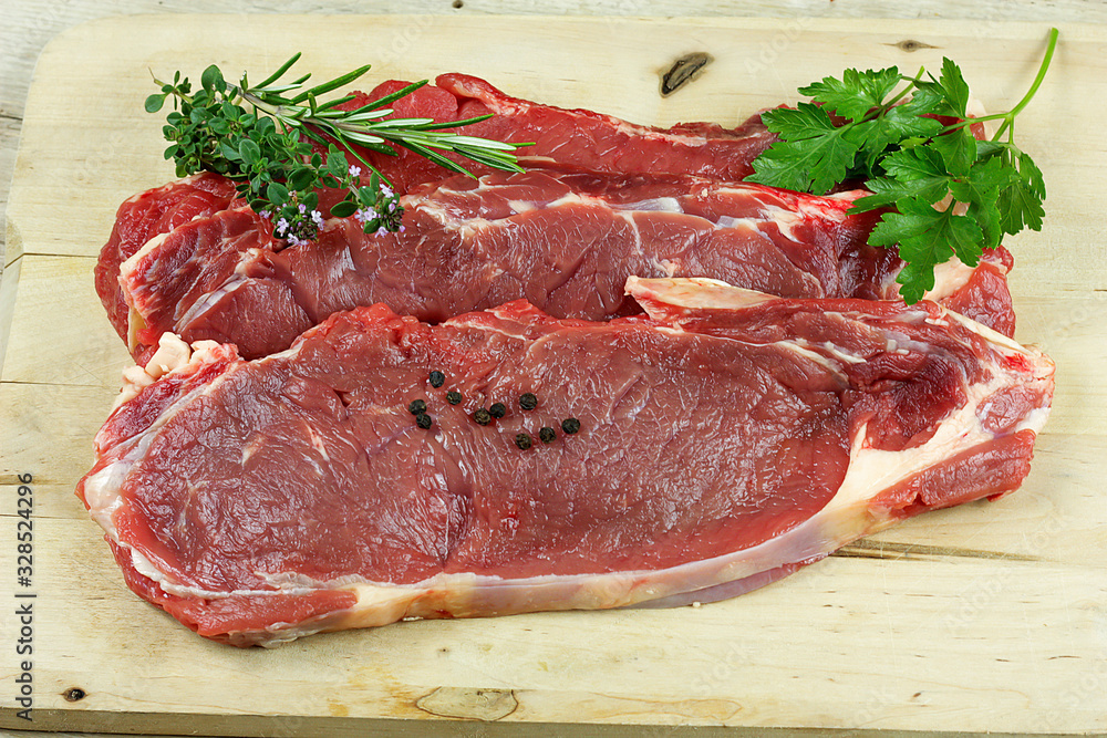 faux-filet de boeuf cru sur une planche à découper