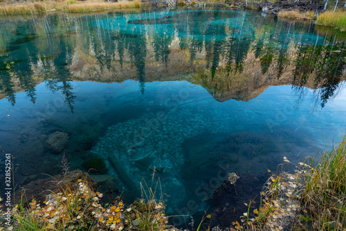 Fototapeta Naklejka Na Ścianę i Meble -  Blue geyser lake in the mountains