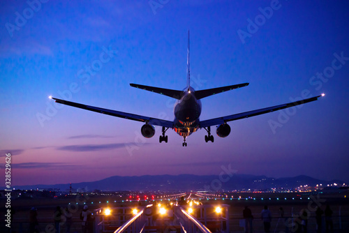夕闇の着陸・大阪国際空港32Lエンド
