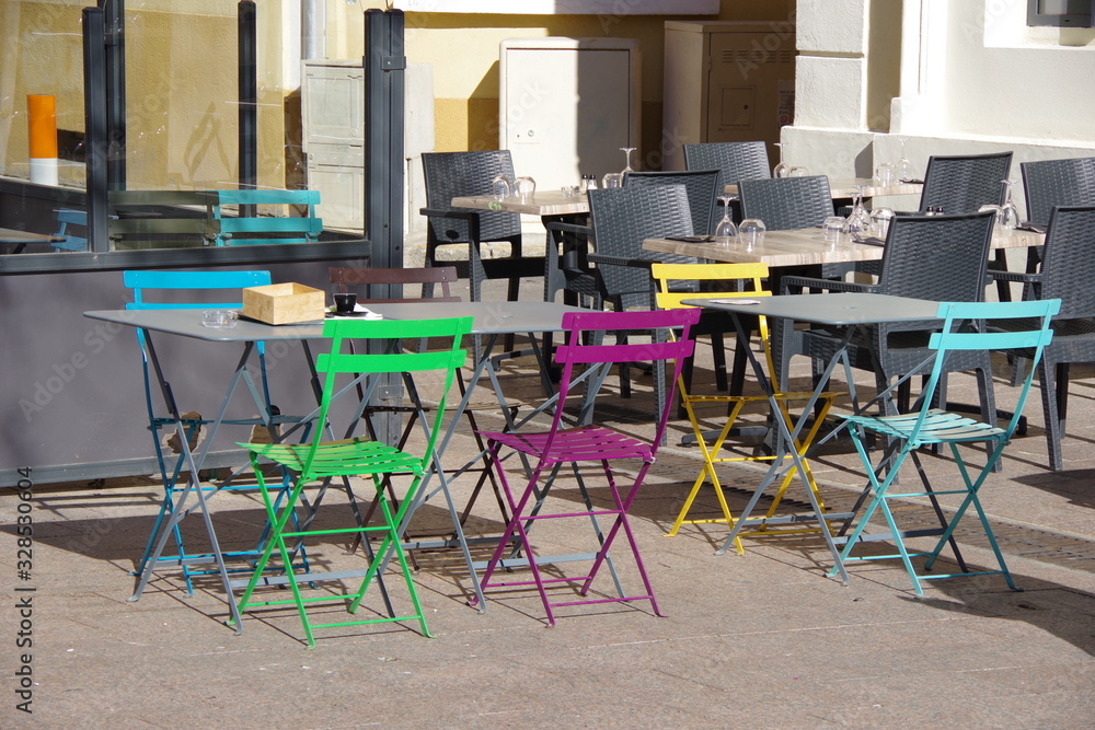 chaises en couleur d'une terrasse de café restaurant en ville chaises en couleur d'une terrasse de café restaurant en ville