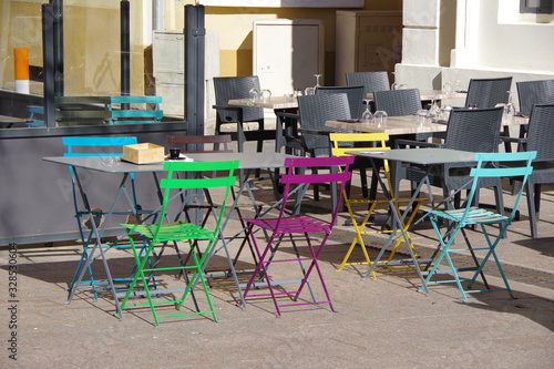 chaises en couleur d une terrasse de caf   restaurant en  ville