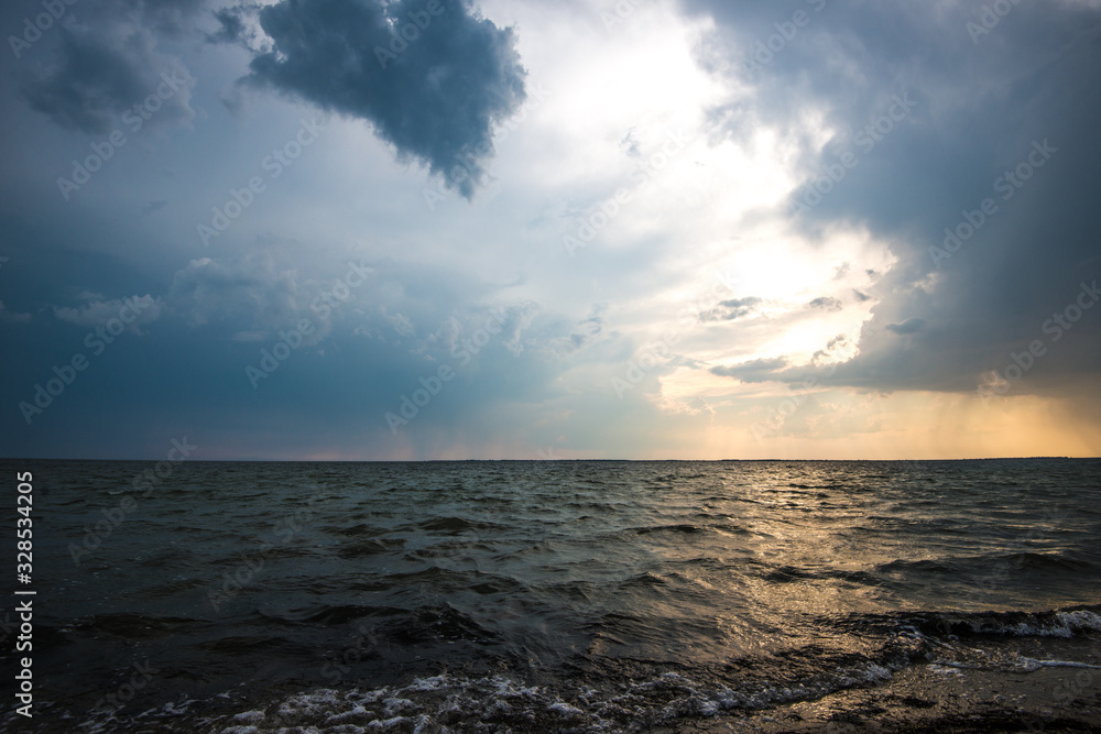 Obraz premium Bewitching sunset among cumulus clouds