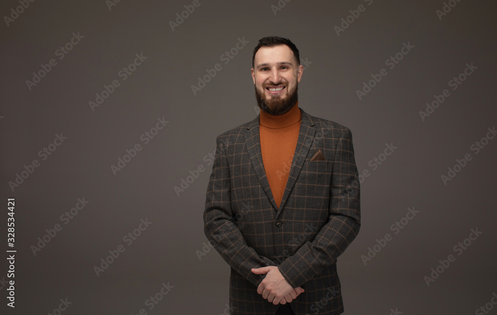 Obraz premium Handsome business man smiling at the camera on grey background.