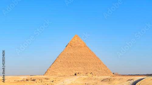 La Pyramide de Kh  phren au coucher du Soleil dans le domaines des grandes pyramides d Egypte.