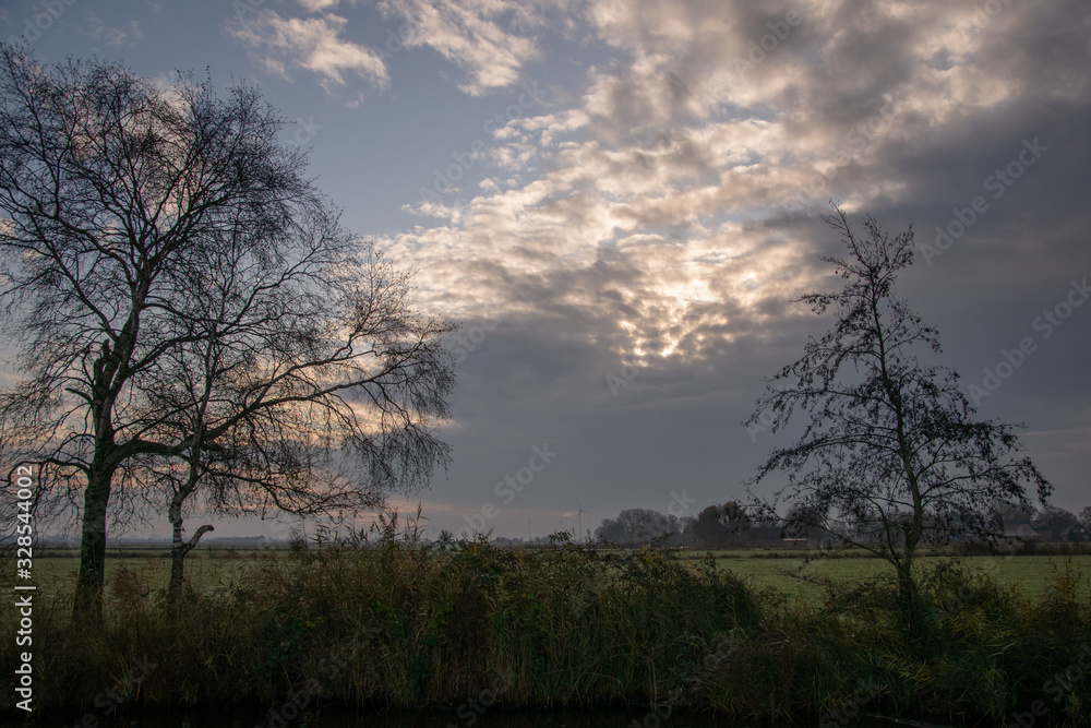 Fototapeta premium Sonne hinter Wolken