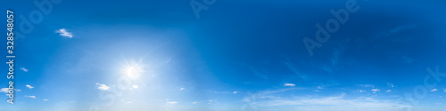 Nahtloses Panorama mit weiß-blauem Himmel in 360-Grad-Ansicht mit schöner Cumulus-Bewölkung zur Verwendung in 3D-Grafiken als Himmelskuppel oder zur Nachbearbeitung von Drohnenaufnahmen © ARochau