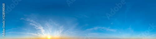 Nahtloses Panorama mit romantischem Abendhimmel in 360-Grad-Ansicht mit schöner Cumulus-Bewölkung zur Verwendung in 3D-Grafiken als Himmelskuppel oder zur Nachbearbeitung von Drohnenaufnahmen