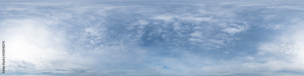 Nahtloses Panorama mit wolkigem Himmel in 360-Grad-Ansicht mit schöner Cumulus-Bewölkung zur Verwendung in 3D-Grafiken als Himmelskuppel oder zur Nachbearbeitung von Drohnenaufnahmen Nahtloses Panorama mit wolkigem Himmel in 360-Grad-Ansicht mit schöner Cumulus-Bewölkung zur Verwendung in 3D-Grafiken als Himmelskuppel oder zur Nachbearbeitung von Drohnenaufnahmen