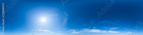 Nahtloses Panorama mit weiß-blauem Himmel in 360-Grad-Ansicht mit schöner Cumulus-Bewölkung zur Verwendung in 3D-Grafiken als Himmelskuppel oder zur Nachbearbeitung von Drohnenaufnahmen © ARochau