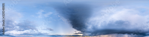  Nahtloses Himmels-Panorama mit aufziehendem Unwetter,360-Grad-Ansicht mit dramatischen Wolken zur Verwendung in 3D-Grafiken als Himmelskuppel oder zur Nachbearbeitung von Drohnenaufnahmen