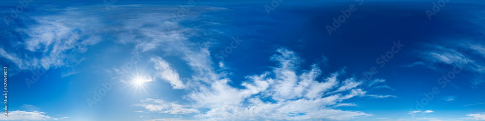 Nahtloses Panorama mit weiß-blauem Himmel in 360-Grad-Ansicht mit schöner Cumulus-Bewölkung zur Verwendung in 3D-Grafiken als Himmelskuppel oder zur Nachbearbeitung von Drohnenaufnahmen