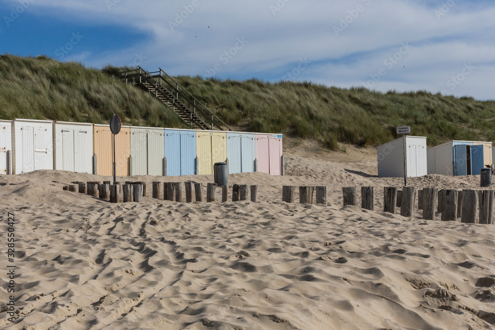 Naklejka premium Strandkörbe im Sand