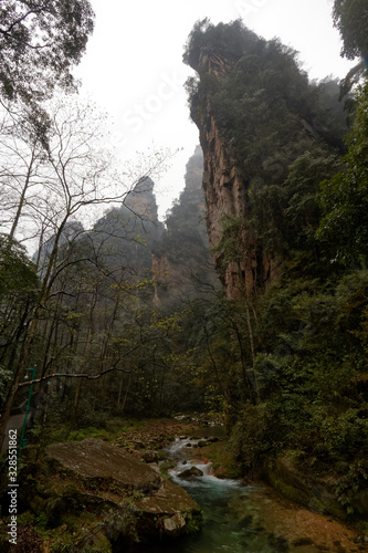 "Góry Awatarowe" w Chinach - Trekking w deszczu