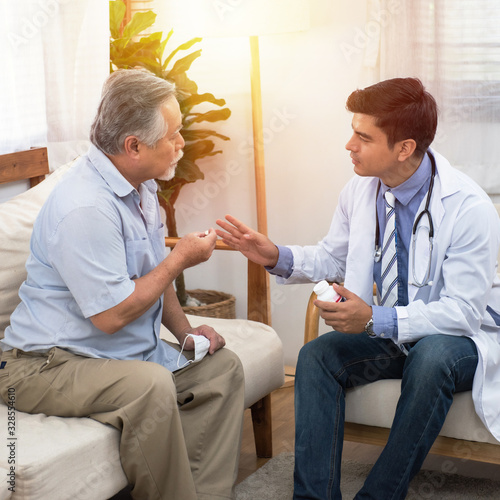 elderman ask doctor about medicine
