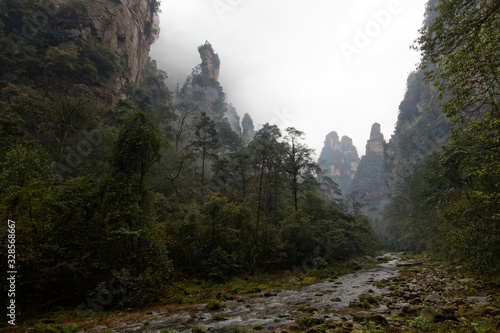 Wallpaper Mural "Góry Awatarowe" w Chinach - Trekking w deszczu Torontodigital.ca