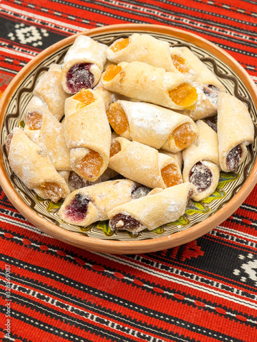 Fotografía traditional romanian festive dessert dumplings filled with assorted turkish deli