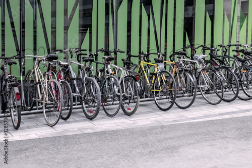 Cuadro en lienzo Bicycles near a green wall