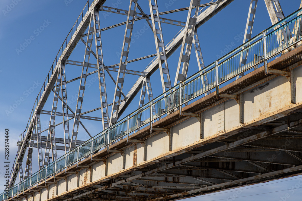 Obraz premium Steel bridge frame close. Bridge over the winter river